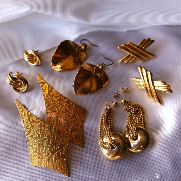 Vintage gold tone bundle pierced earrings - Picture 2 of 2